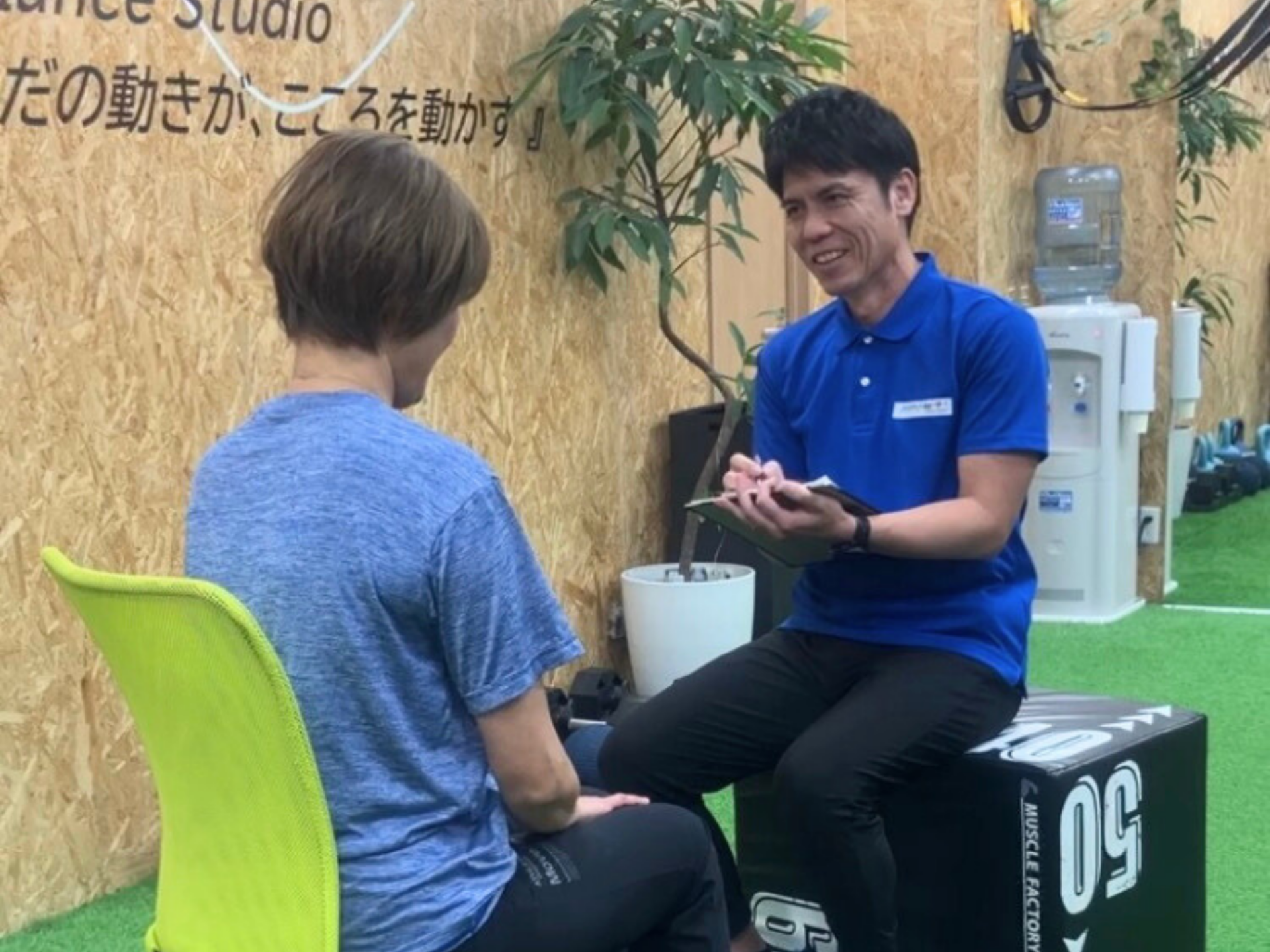 体験セッション Step1 カウンセリングで現状の悩みと目標を整理する様子（かがやきフィット）