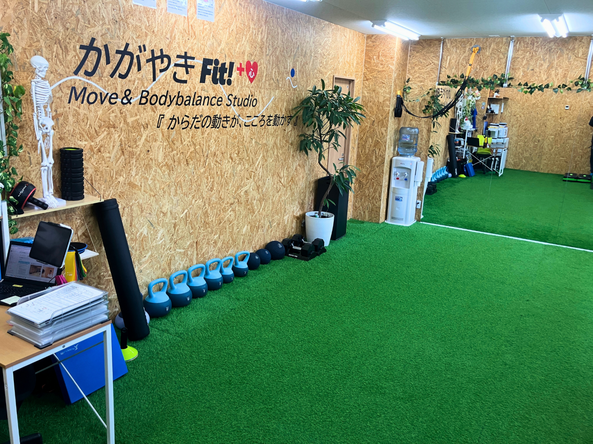 かがやきフィット 店内のトレーニング・施術スペース（明るい店内）