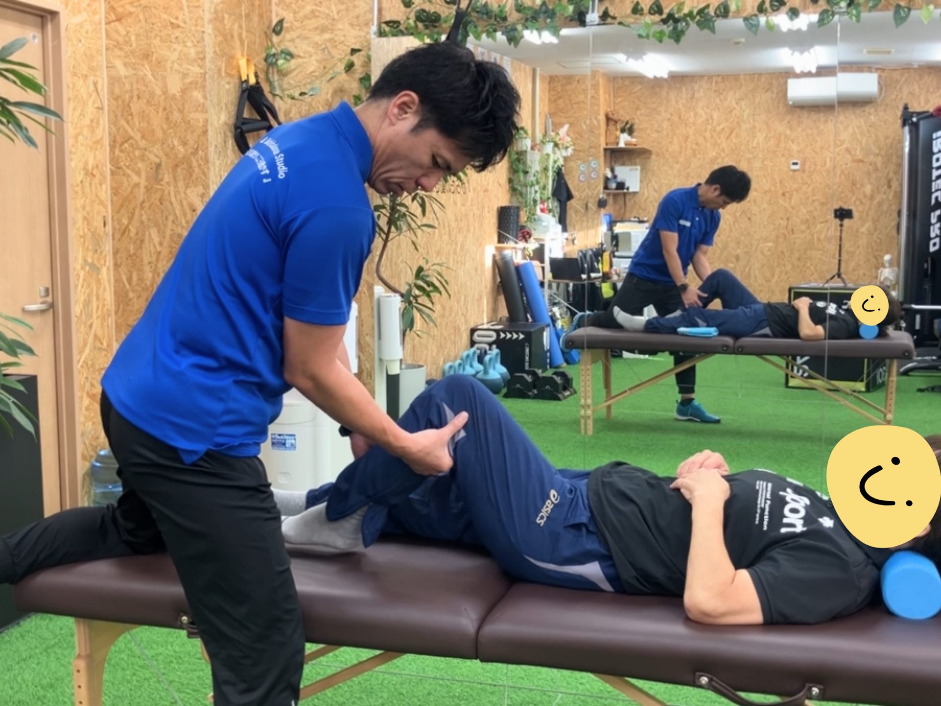 体験セッション Step3 膝周りのリリースや軽いトレーニングで膝改善を体感する様子（かがやきフィット）